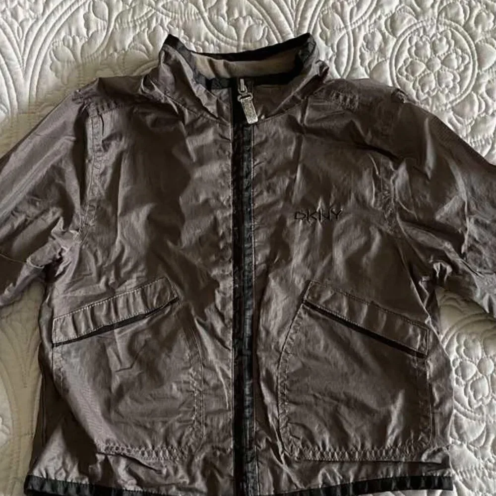 DKNY Hooded Jacket for Boys Zippered Sportswear Lightweight Breathable size 4T
